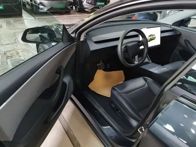 Tesla Model 3 — Фото автомобиля 15