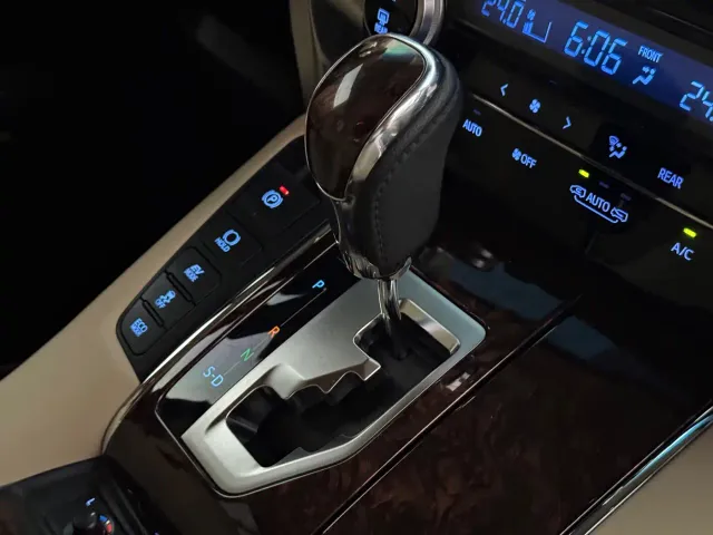 Toyota Alphard — Фото автомобиля 12