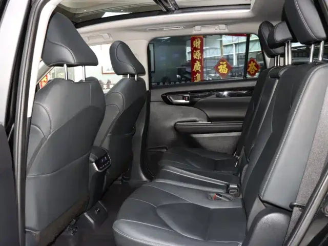 Toyota Highlander — Фото автомобиля 10