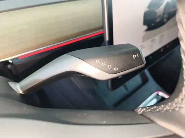 Tesla Model Y — Фото автомобиля 13