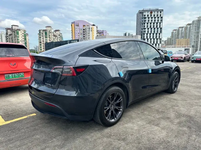Tesla Model Y — Фото автомобиля 9