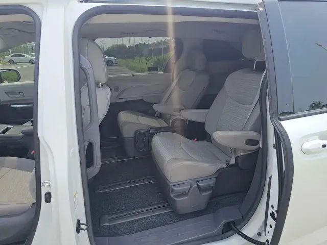 Toyota Sienna — Фото автомобиля 6