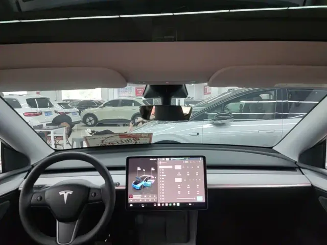 Tesla Model Y — Фото автомобиля 17