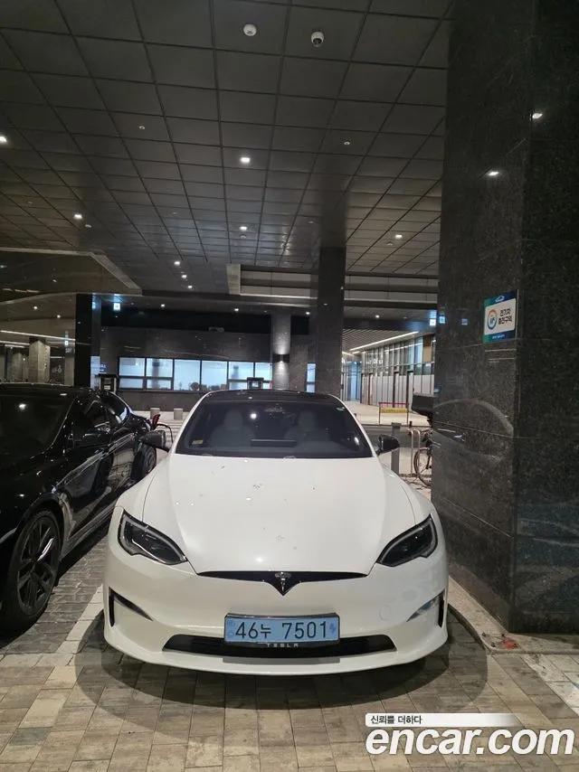 Tesla Model S — Фото автомобиля 12
