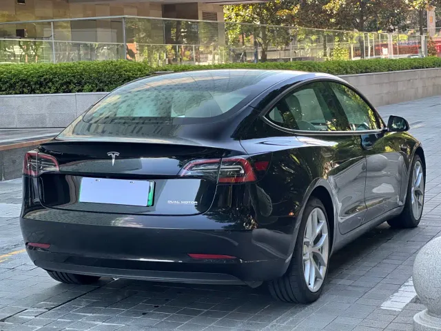 Tesla Model 3 — Фото автомобиля 6