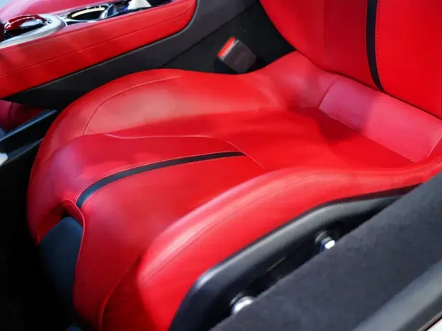 Lotus Emira — Фото автомобиля 9
