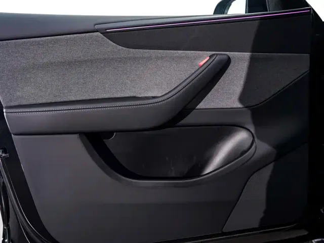 Tesla Model Y — Фото автомобиля 17