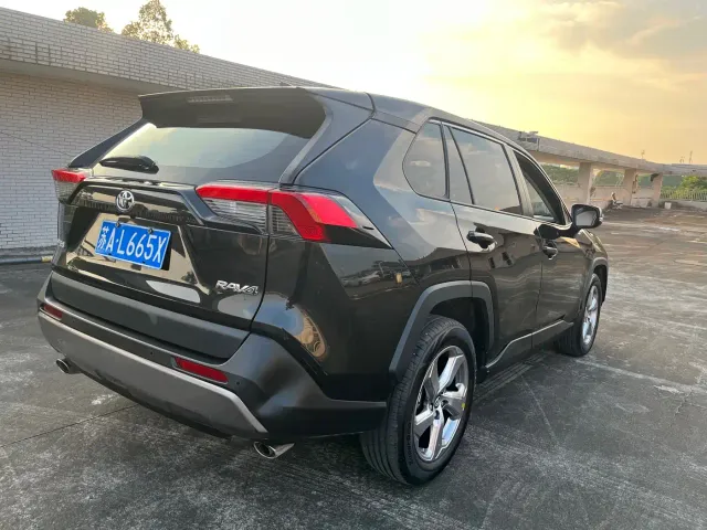 Toyota RAV4 — Фото автомобиля 8