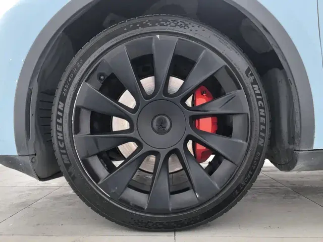 Tesla Model Y — Фото автомобиля 17