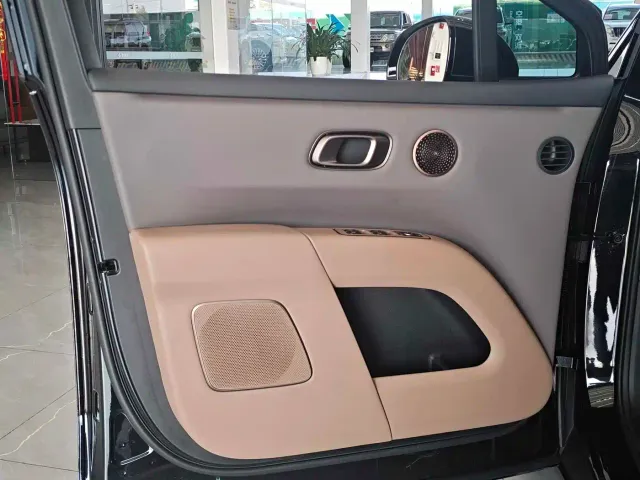 Li Auto i8 — Фото автомобиля 12