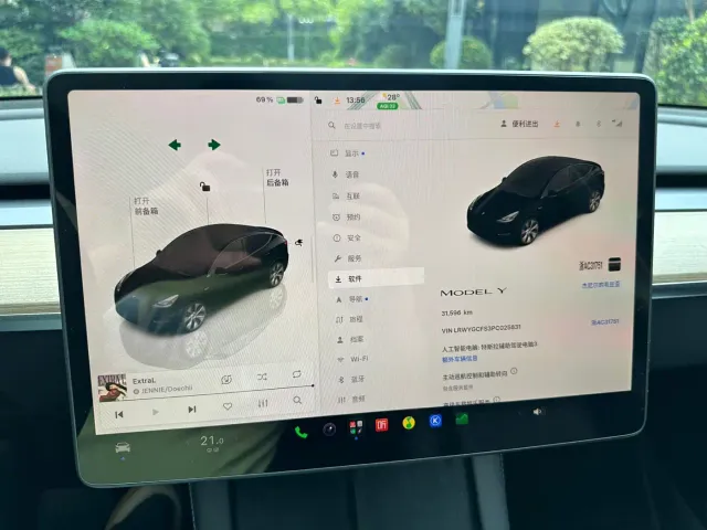 Tesla Model Y — Фото автомобиля 12