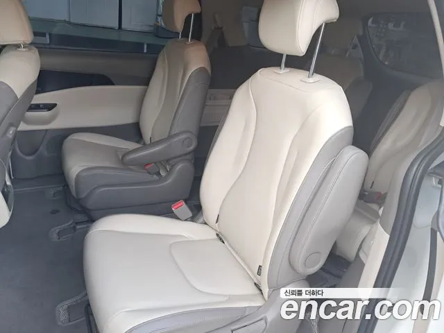 Kia Canival — Фото автомобиля 8