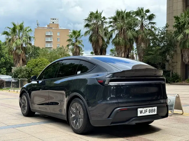 Tesla Model Y L — Фото автомобиля 5