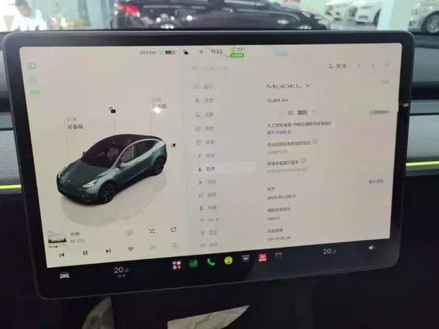 Tesla Model Y — Фото автомобиля 11
