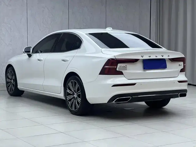 Volvo S60 — Фото автомобиля 12