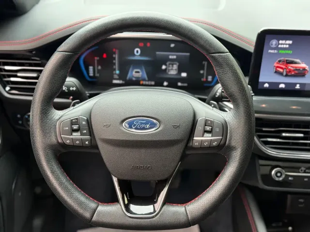 Ford Focus — Фото автомобиля 16