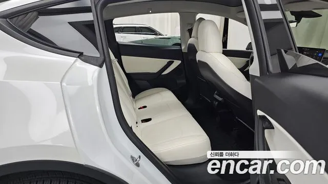Tesla Model Y — Фото автомобиля 11