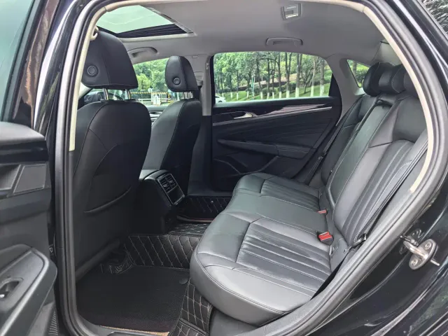 Volkswagen Passat — Фото автомобиля 12