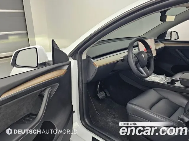 Tesla Model Y — Фото автомобиля 11
