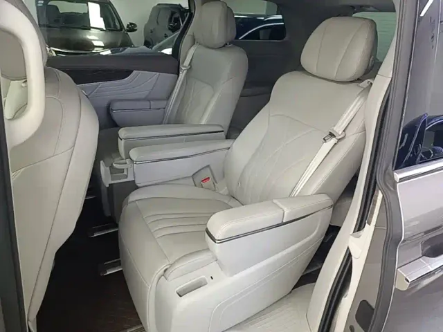 Roewe iMAX8 — Фото автомобиля 16