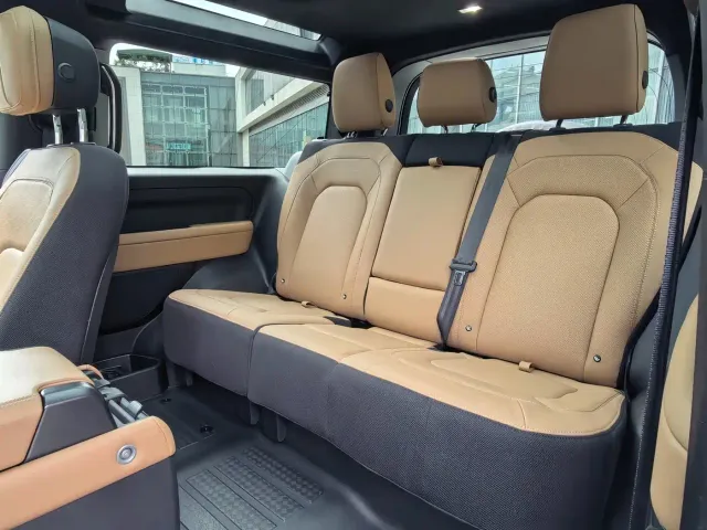 Land Rover Defender — Фото автомобиля 16