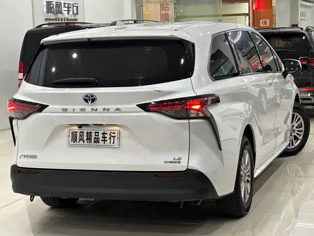 Toyota Sienna — Фото автомобиля 2
