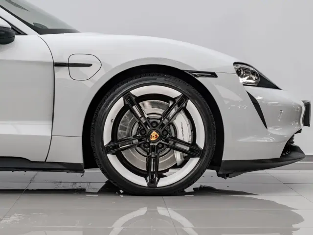 Porsche Taycan — Фото автомобиля 14