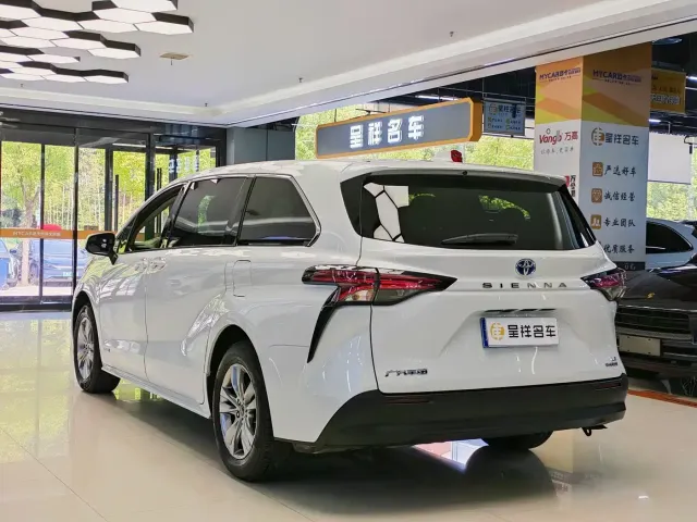 Toyota Sienna — Фото автомобиля 4