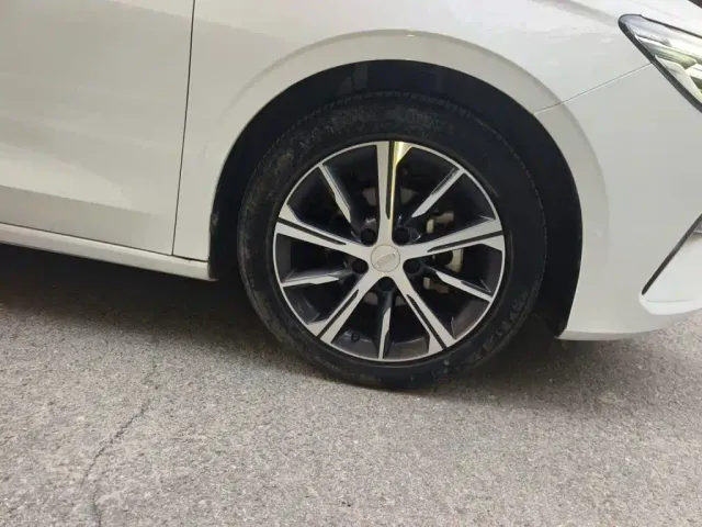 Geely Emgrand — Фото автомобиля 8