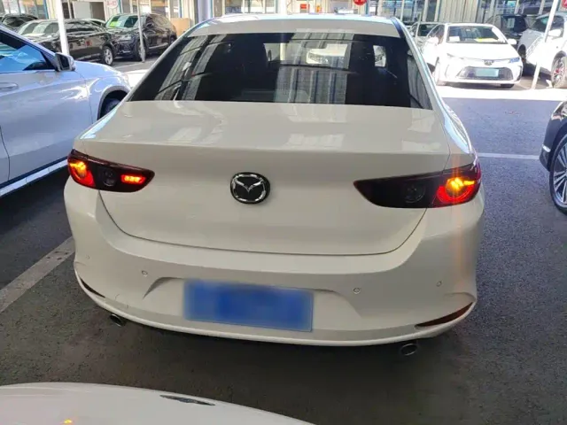 Mazda Axela — Фото автомобиля 5