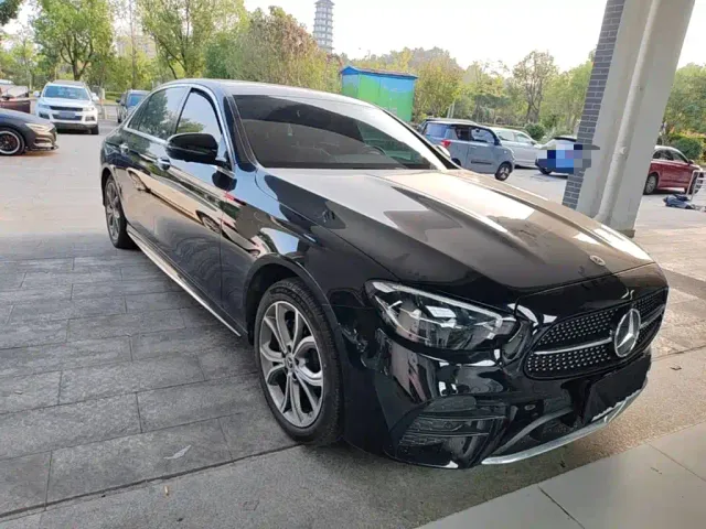 Mercedes-Benz E-Class — Фото автомобиля 3