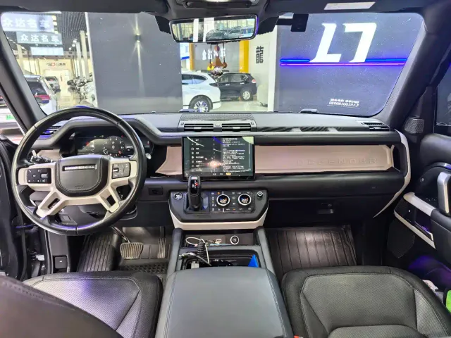 Land Rover Defender — Фото автомобиля 11