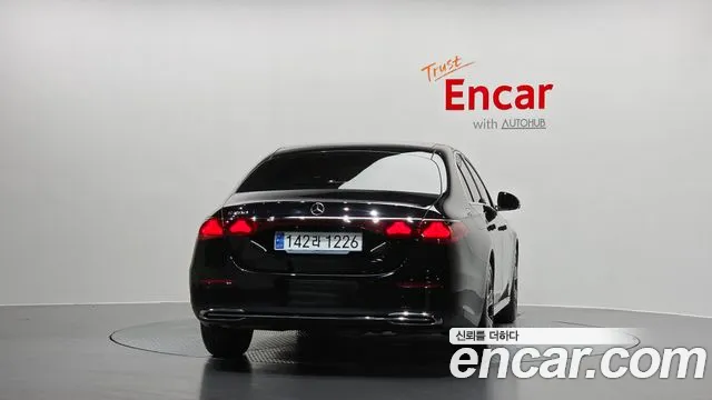 Mercedes-Benz E-Class — Фото автомобиля 4