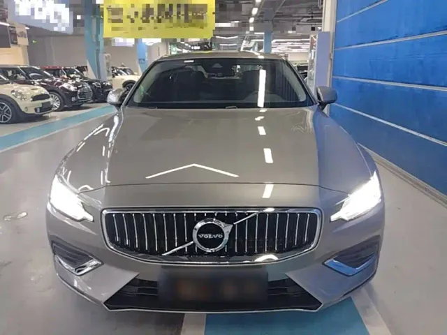 Volvo S60 — Фото автомобиля 2