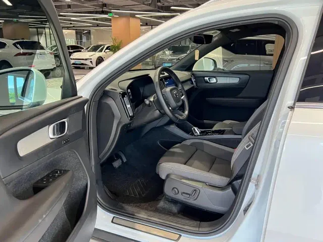Volvo XC40 — Фото автомобиля 8
