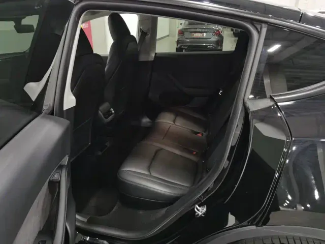 Tesla Model Y — Фото автомобиля 15