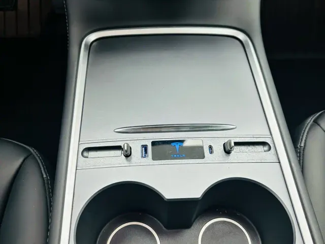 Tesla Model Y — Фото автомобиля 11