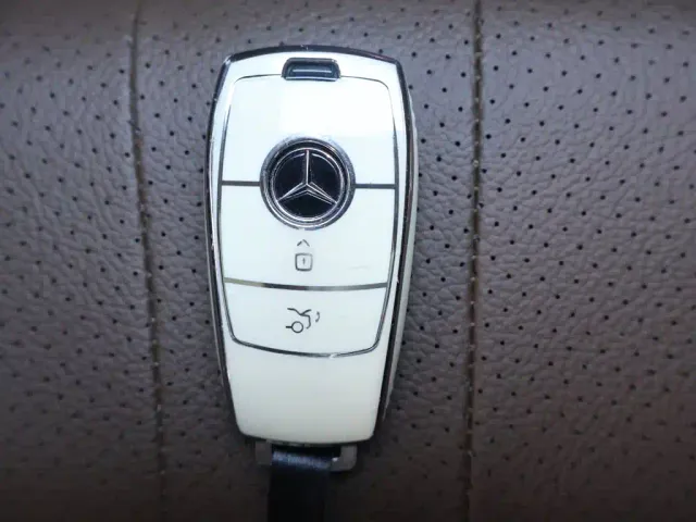 Mercedes-Benz E-Class — Фото автомобиля 25