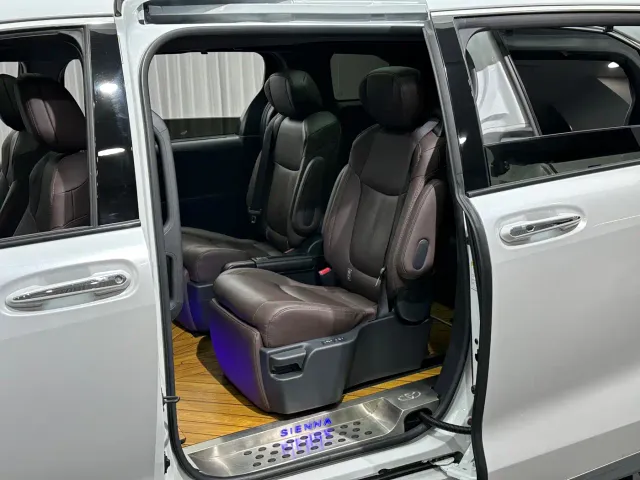Toyota Sienna — Фото автомобиля 16