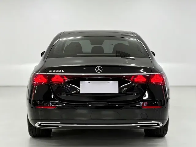 Mercedes-Benz E-Class — Фото автомобиля 4