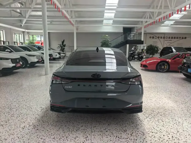 Hyundai Elantra 2022 1.5L CVT LUX Premium Edition — Фото автомобиля 6