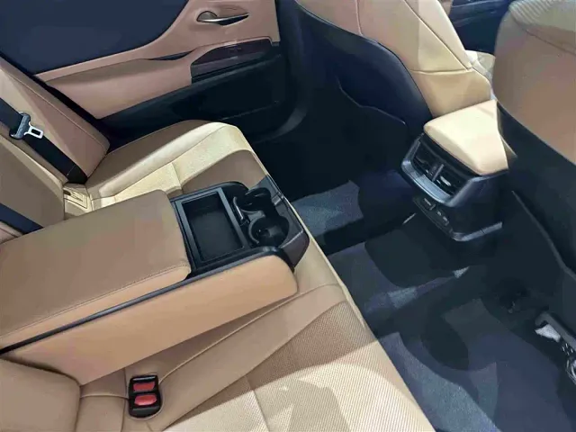 Lexus ES — Фото автомобиля 24