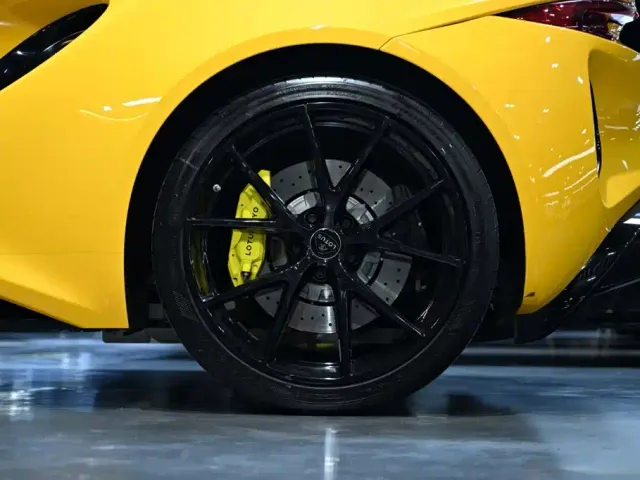 Lotus Emira — Фото автомобиля 15