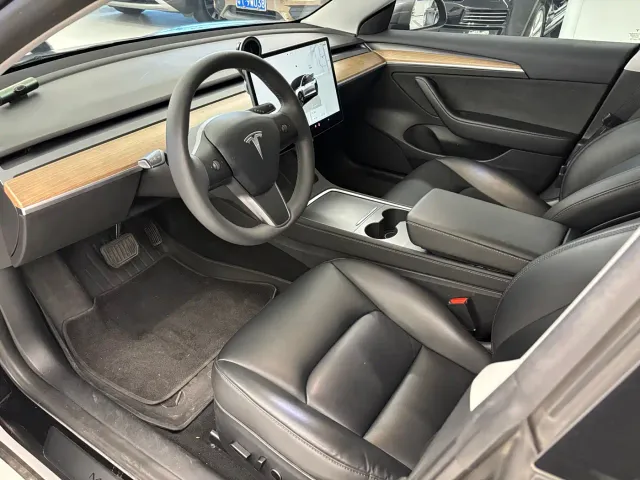 Tesla Model 3 — Фото автомобиля 8