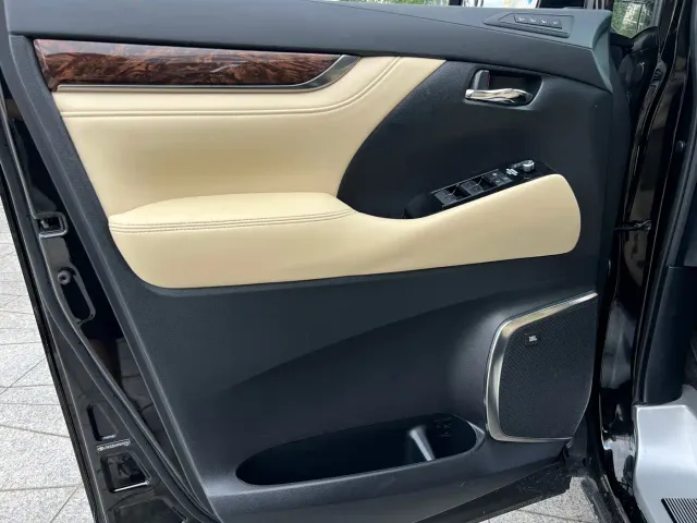 Toyota Alphard — Фото автомобиля 23