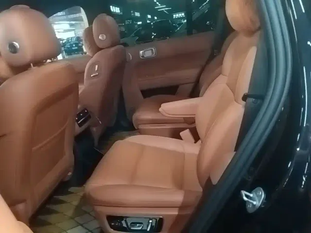 Li Auto L8 — Фото автомобиля 16