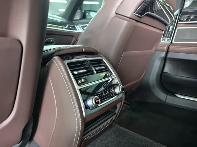 BMW 7 Series — Фото автомобиля 12