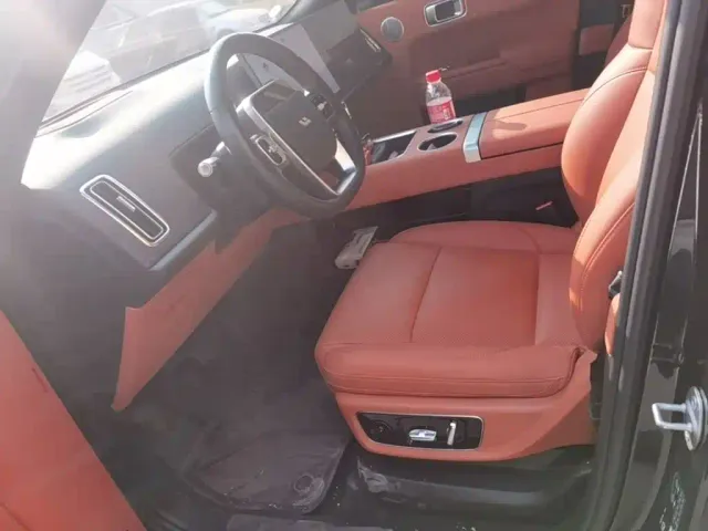 Li Auto L8 — Фото автомобиля 14