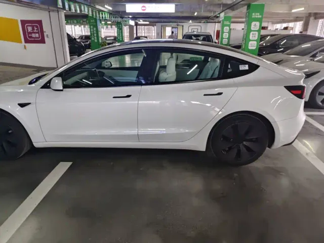 Tesla Model 3 — Фото автомобиля 5