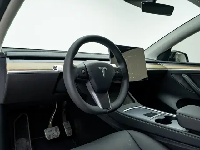Tesla Model Y — Фото автомобиля 27